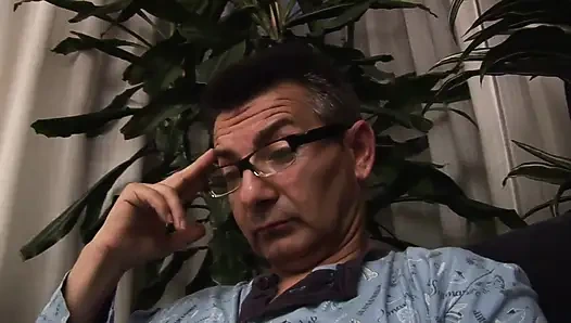 Ateşli sarışın genç kız olgun bir yarağın tadına bakıyor