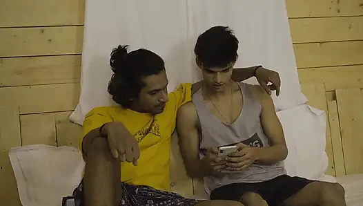 İki freind pansiyon odasında seksi ateşli en iyi freindlerini sikiyor, sert üçlü seks