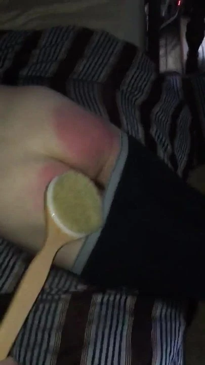 Küçük kırmızı yanaklar için kötü kürek dayak