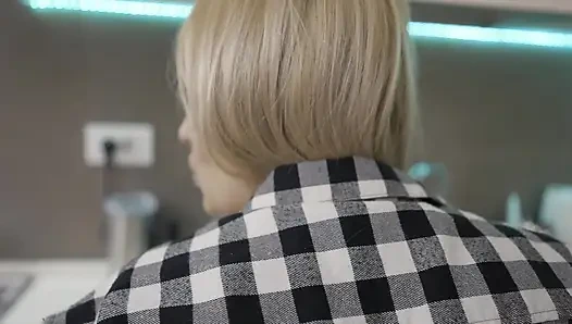 Naylon çoraplı azgın sarışın orta yaşlı seksi kadın mutfak kaosunda sikiliyor