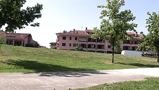 Orta yaşlı seksi kadın aynı şekilde ödüyor