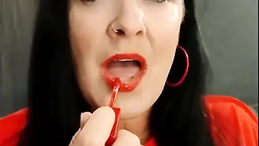 Ağız turu ile kırmızı ruj