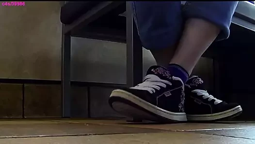 Minibüs spor ayakkabılarında kamu ayakkabı oyunları dolu