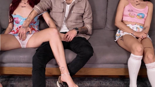 Üvey kız film gecesinde korkmuş utangaç ikiz kız kardeşinin yanında kullanılıyor!