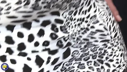 File çoraplı kızıl saçlı büyük götlü genç erkek avcısı genç yarağı ağzına ve amına alıyor