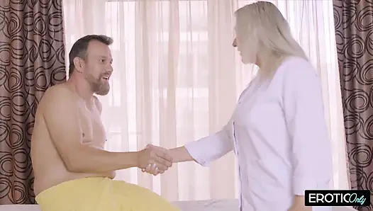 Üvey annenin süt göğüsleri sikişirken azgın sallıyor