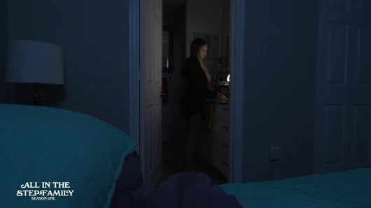 Gök gürültüsünden korkan üvey oğul üvey annesinin yatağına atlıyor - aitsfs1e6