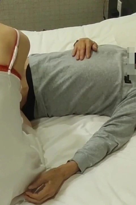 Aldatan bir partnerle gizli bir otel odasında yoğun bir öğleden sonra