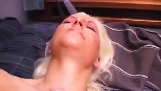 Almanya'dan mükemmel sarışın trende amıyla oynuyor