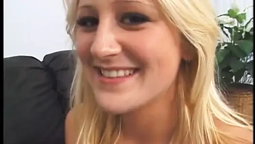 İki seksi sarışın döl içmeden önce götlerini sert siktiriyor ve dölleniyor