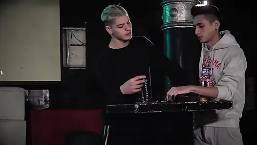 Aç twink pup'un bir kemiğe ihtiyacı var