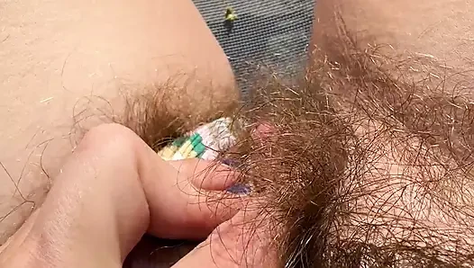 Amatör kıllı kız büyük klitorisle yakın çekimde mastürbasyon yapıyor