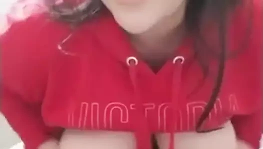 Olgun ona büyük göğüsleri gösterir