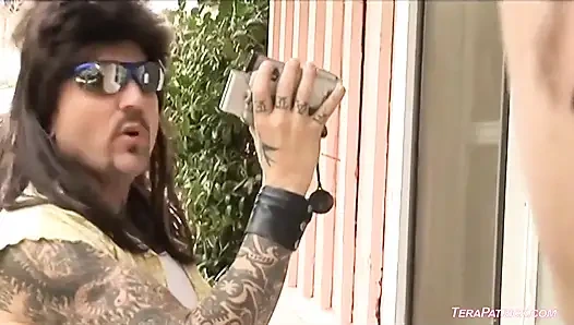 Genç erkek avcısı Teri Weigel bahçıvanı baştan çıkarmak için büyük göğüslerini kullanıyor