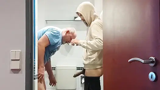 Paul beni çok gizli sikiyor. Baba götüne büyük bir yarak alıyor. Prezervatifsiz eşcinsel anal