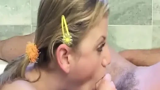 Olgun sarışın orta yaşlı seksi kadın kalın yarağa öğürerek boşalıyor ve ıslak amcığını açıyor