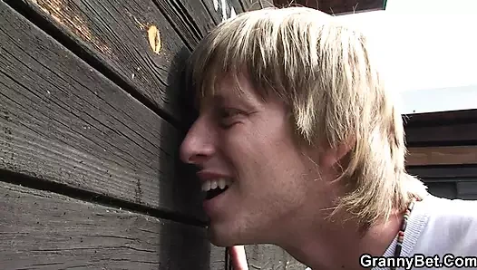 O sikikleri busty sarışın anneanne içinde kamu soyunma kabini