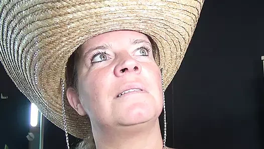 2 genç adam sahne arkasında yaşlı kadını sikiyor