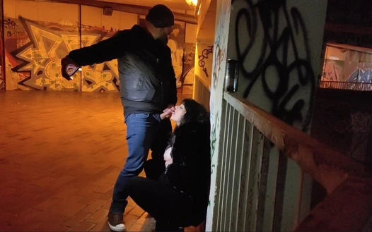 Fahişe otoparkta aşağılanmış