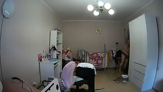 Kayınvalide odayı çıplak temiziyor