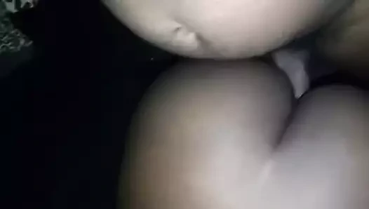 Yakın çekim domaltarak sikişiyor