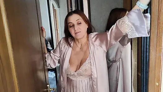 Dos Madrastras - Una En El Espejo - Me Atrapó Follando Muñecas Sexuales Reales