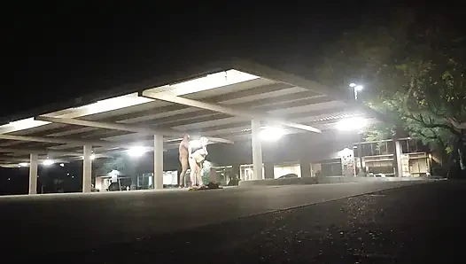 Boş bir otoparkta riskli seks!