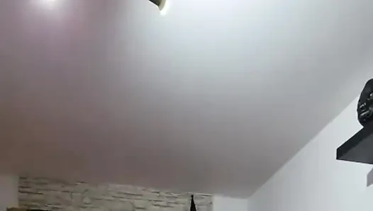 Orta yaşlı seksi kadın amcığını parmaklıyor ve fışkırtarak orgazm oluyor