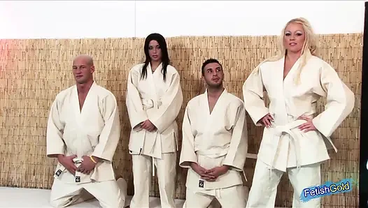 İki büyük memeli sarışın antrenmandan sonra iki azgın adamdan sert çifte sikişiyor