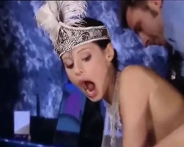 Küçük memeli Alman bebek harika hareketleri ile iki sert penisi memnun ediyor
