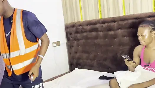 Minyon sahibe tamircisini aradı ve televizyonunu düzeltti ve ona amıyla para ödüyor