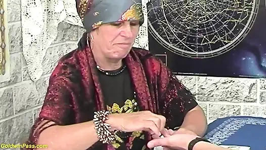 Kıllı 81 yaşındaki nine oyuncak oğlu tarafından sikiliyor