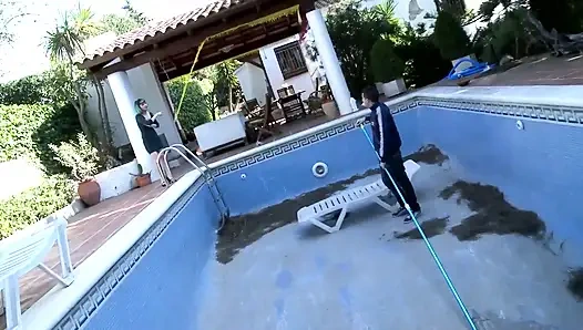 Amcık sızdırana kadar kalın klitoris emiyor