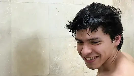 Spor salonunda kapı açıkken banyo yapıyor