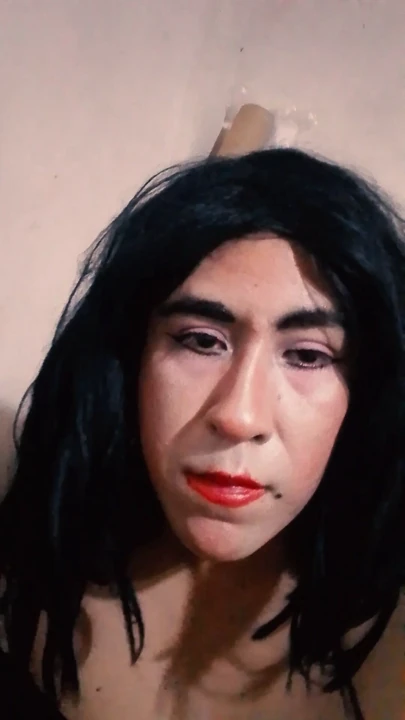 Trans bebek süper büyük ve kalın zengin bir dildoyu emiyor