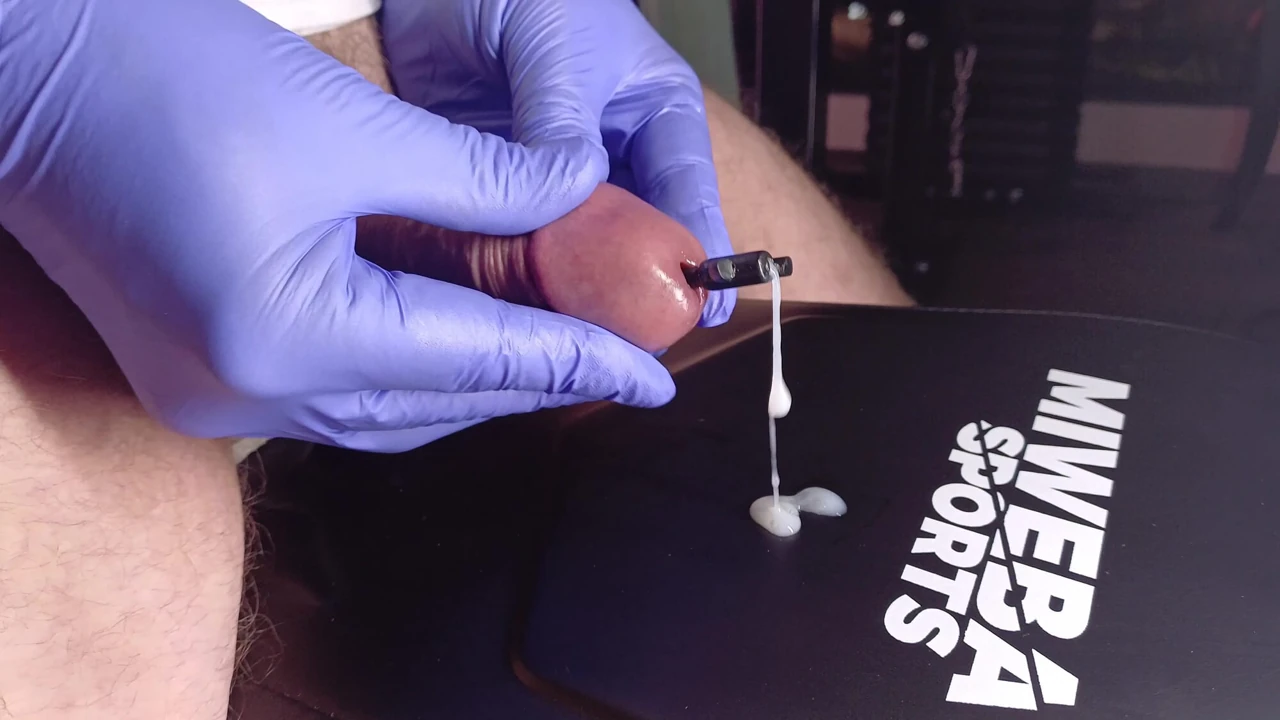 Şeytanın sol ve sağ elleri. Dr. Stanges ve Dr. Dilators şehvetli glans masajı.
