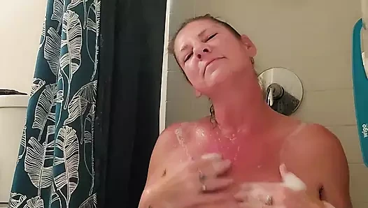 Büyük memeli orta yaşlı seksi kadın küvette mastürbasyon yapıyor