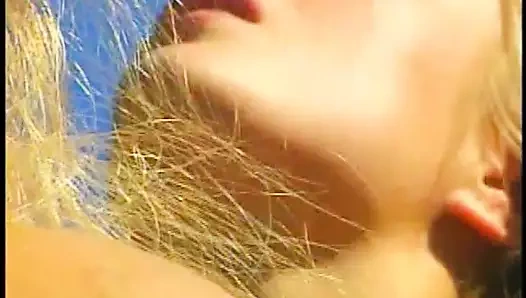 Çim sandalyede kız eylem üzerinde sıcak kız