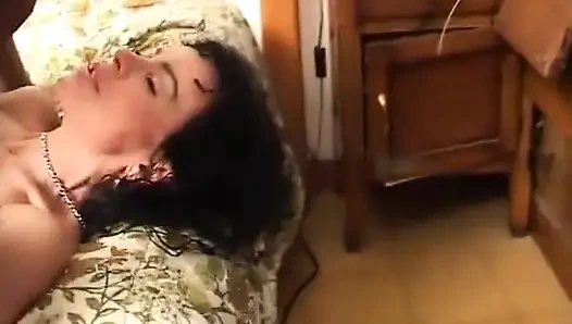 Kıllı karım arkadaşlarımla sikişmeyi seviyor...