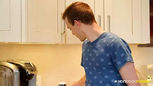 nextdoortwink küçük üvey kardeş izlerken yakalandı, katıldı