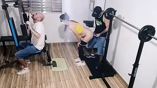 Evli kadın kocasını spor salonunda arkadan aldatıyor!