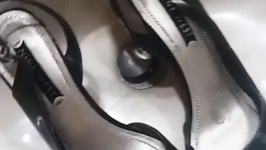 Adım annenin seksi yıpranmış peep toe arkası açık iskarpin pissing