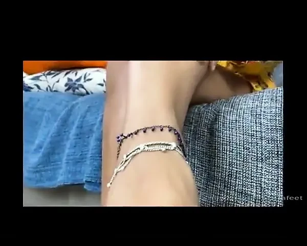 Seksi mavi sandaletleri ve mavi tırnaklarıyla ayak exibicionism ve ayak azdırma