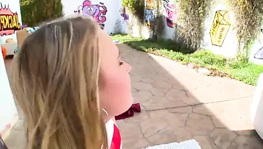 Sevimli sarışın gags üzerinde büyük çük