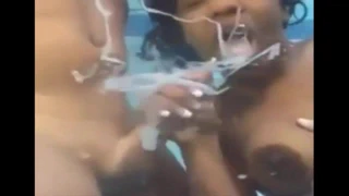 siyah kadın emme 2 musluklar sualtı