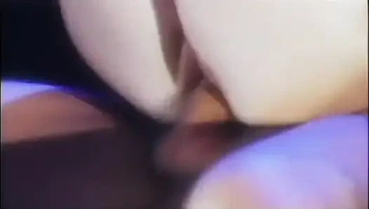 Esmer ve sarışın kızlar boşalmak için değiş tokuş yapıyor