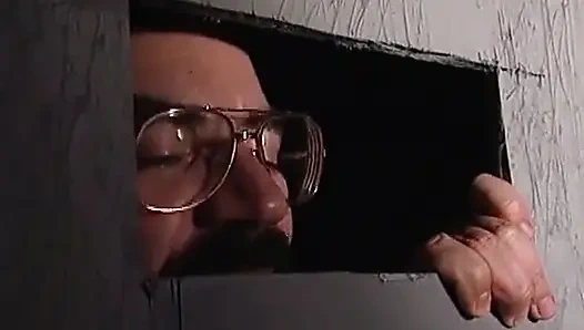 Sarışın orta yaşlı seksi kadın sikiş deliğinde iki yarakla oynuyor