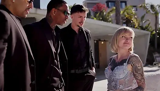 Sıska evli kadın 3 büyük yarakla sert sikiliyor