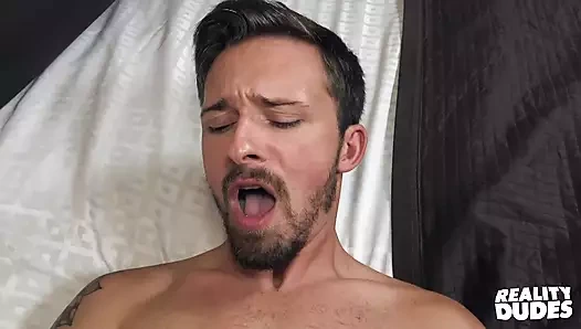 Dövmeli fit landon stevens paul wagner'in biraz para karşılığında eğlenmesi için bakire götünü veriyor - reality dudes