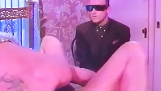 Azgın esmer orta yaşlı seksi kadın tutkulu sikişiyor